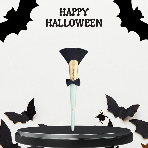 Too Faced Mr. Chiseled Contouring Brush - Picture 1 of 5